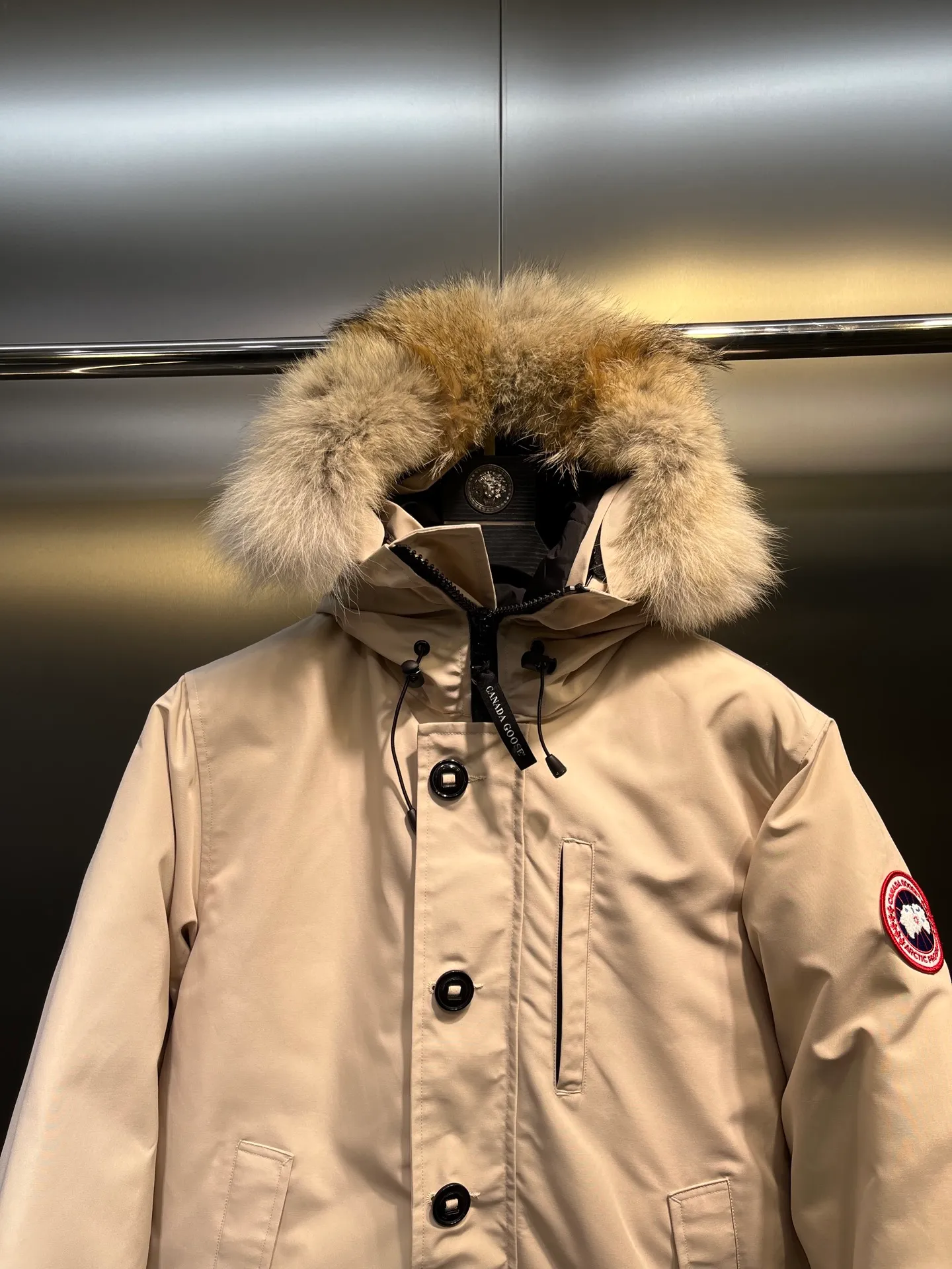 P860 Canada Goose model 06, the same model as the famous star, men's and women's models, with cold-proof flannel on the collar, close to the head and neck, comfortable and warm! The fabric is made of high-density nano-level waterproof fabric, which is windproof and wear-resistant and has a certain thickness! Seamless threaded cuffs! Avoid hard knots! It doesn’t matter how low the temperature is this winter, one piece is enough. I’ll give you the wind and temperature! Contains pure duck down, sufficient quantity, unique fashion design + waterproof craft fabric + big brand YKK double zipper pullers, real photos, upright style quality, regardless of the external standard and the internal content, you can feel free to compare it with the softer, easier to wrinkle and lighter version on the market!  size：s-xxl